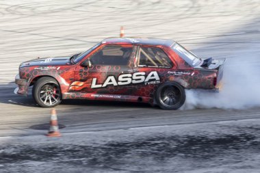 Bir pistte araba sürüklenen yarış Yarışması