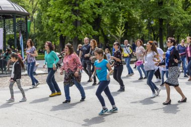 Bir parkta salsa dans dersi