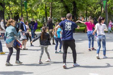 Bir parkta salsa dans dersi