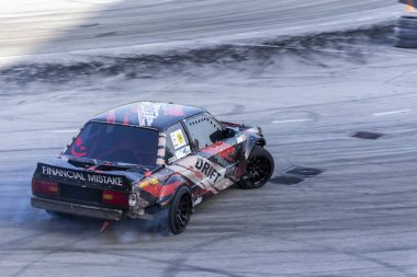 Bir pistte araba sürüklenen yarış Yarışması