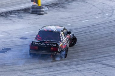 Bir pistte araba sürüklenen yarış Yarışması