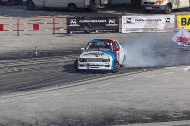 Bir pistte araba sürüklenen yarış Yarışması