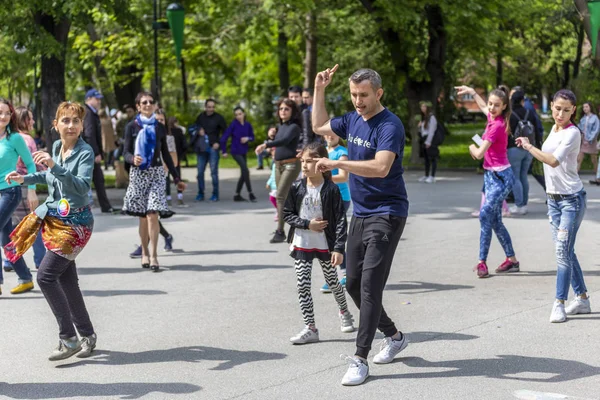 Lição de dança de salsa em um parque — Fotografia de Stock