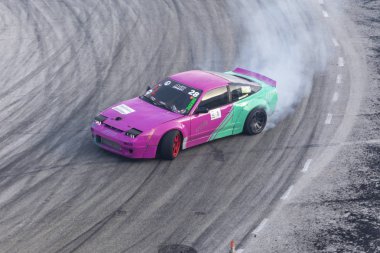 Bir pistte araba sürüklenen yarış Yarışması