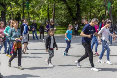 Bir parkta salsa dans dersi