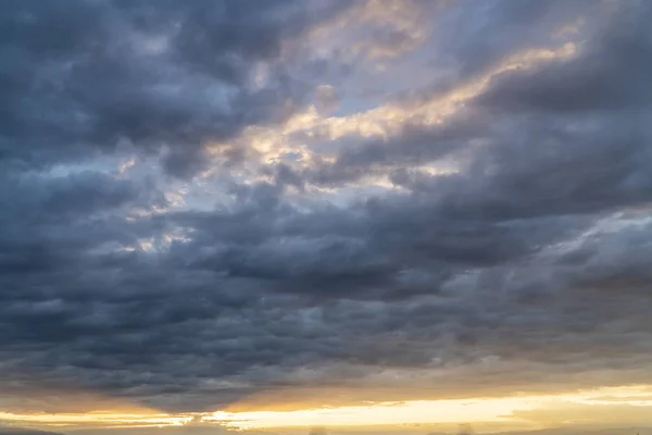 Dramatischer Himmel mit bunten Wolken — Stockfoto