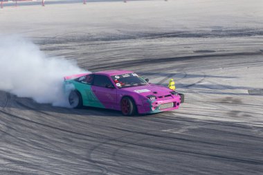 Bir pistte araba sürüklenen yarış Yarışması