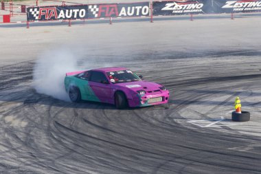 Bir pistte araba sürüklenen yarış Yarışması