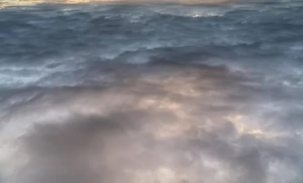 Céu dramático com nuvens coloridas — Fotografia de Stock