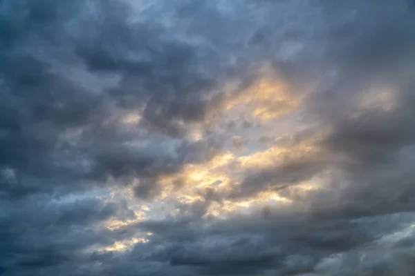 Dramatischer Himmel mit bunten Wolken — Stockfoto