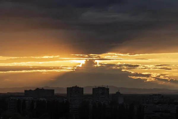 Sonnenuntergang von einem der sieben Hügel in der Stadt Plowdiw — Stockfoto