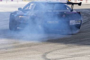 Bir pistte araba sürüklenen yarış Yarışması