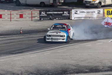 Bir pistte araba sürüklenen yarış Yarışması