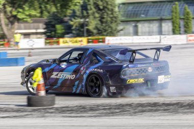 Bir pistte araba sürüklenen yarış Yarışması