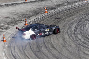 Bir pistte araba sürüklenen yarış Yarışması