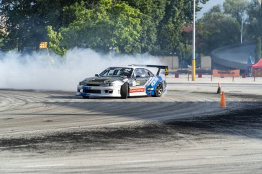 Bir pistte araba sürüklenen yarış Yarışması