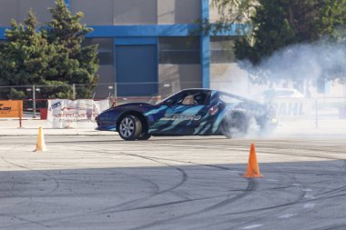 Bir pistte araba sürüklenen yarış Yarışması