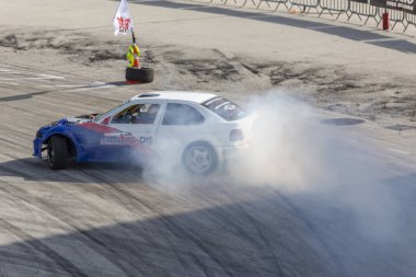 Bir pistte araba sürüklenen yarış Yarışması