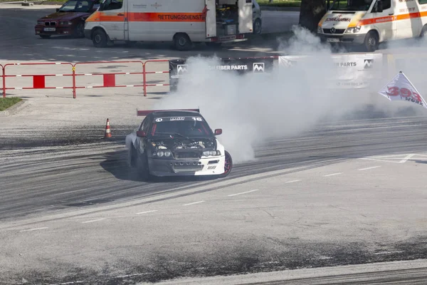 Auto, které unášelo závodní soutěž na trati — Stock fotografie