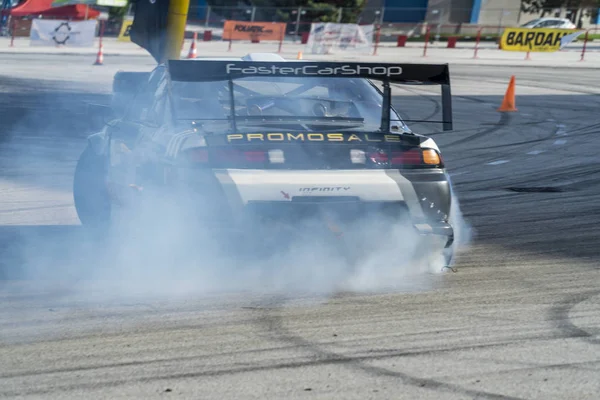 Carro competição de corrida à deriva em uma pista — Fotografia de Stock