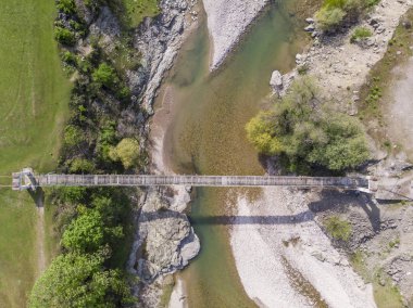 Bulgaristan 'daki Kardzhali kentinin yakınında yukarıdan asılı köprü
