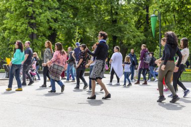 Bir parkta salsa dans dersi