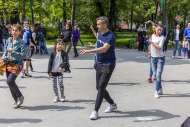 Bir parkta salsa dans dersi