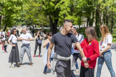 Tai Chi açık havada bir şehir sokaklarında eğitim