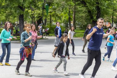 Bir parkta salsa dans dersi