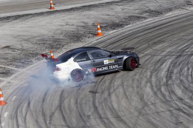 Bir pistte araba sürüklenen yarış Yarışması