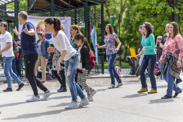 Bir parkta salsa dans dersi