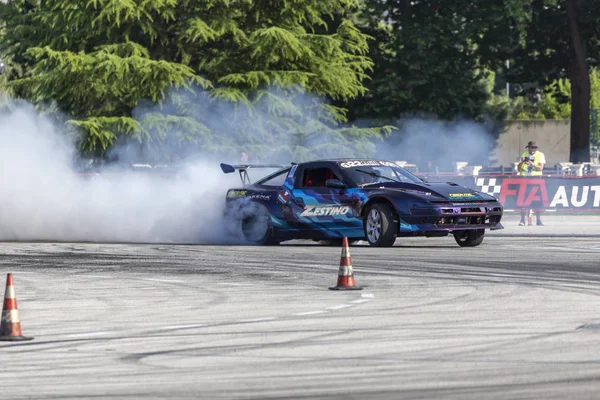 Auto driftet Rennen Wettbewerb auf einer Strecke — Stockfoto