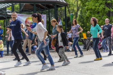 Bir parkta salsa dans dersi