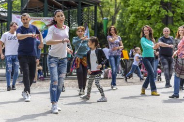 Bir parkta salsa dans dersi