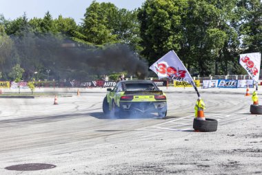 Dizel araba bir yolda yarış rekabet sürüklenen