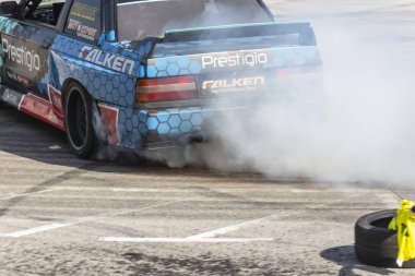 Bir pistte araba sürüklenen yarış Yarışması