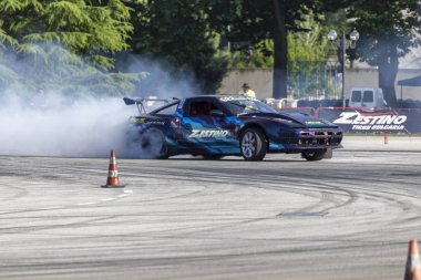 Bir pistte araba sürüklenen yarış Yarışması