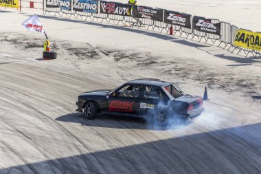 Bir pistte araba sürüklenen yarış Yarışması