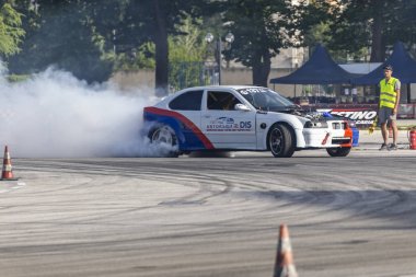 Bir pistte araba sürüklenen yarış Yarışması