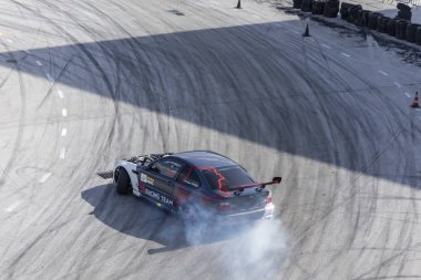 Bir pistte araba sürüklenen yarış Yarışması