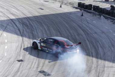 Bir pistte araba sürüklenen yarış Yarışması