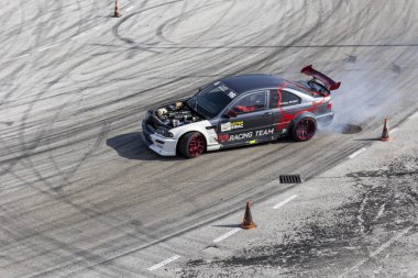 Bir pistte araba sürüklenen yarış Yarışması