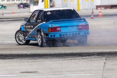 Bir pistte araba sürüklenen yarış Yarışması