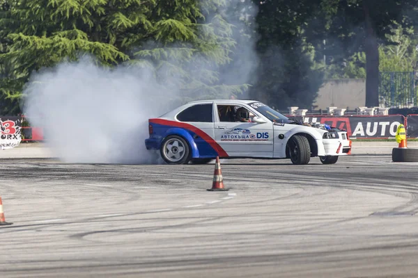 Auto, které unášelo závodní soutěž na trati — Stock fotografie