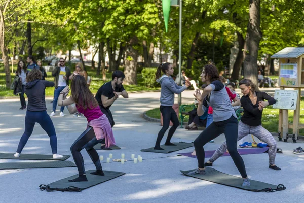 Nirvana fitness con clase de música en la calle — Foto de Stock