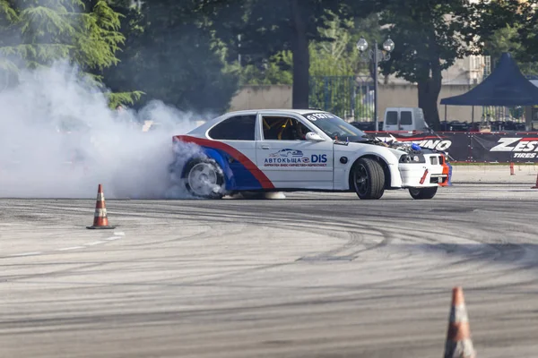 Auto driftet Rennen Wettbewerb auf einer Strecke — Stockfoto