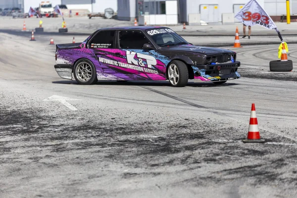 Auto drifting race wedstrijd op een track — Stockfoto