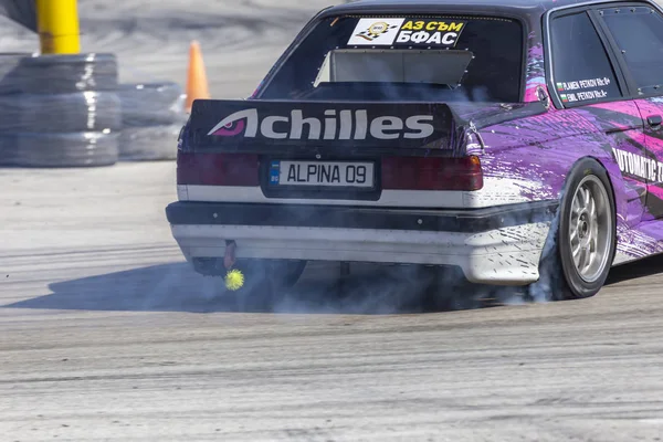 Auto, které unášelo závodní soutěž na trati — Stock fotografie