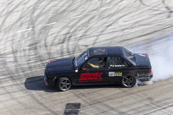 Auto driftet Rennen Wettbewerb auf einer Strecke — Stockfoto