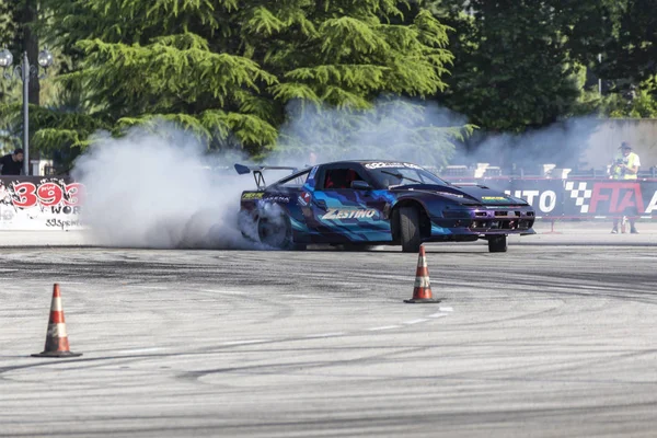 Auto driftet Rennen Wettbewerb auf einer Strecke — Stockfoto